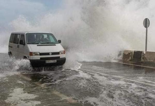بالصور...البحر يجتاح شوارع سبتة المحتلة في مشهد مخيف
