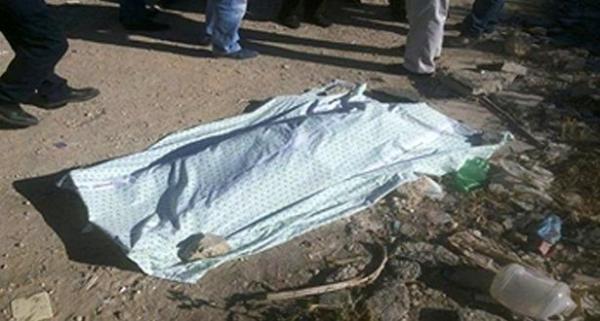 العثور على جثة شاب عشريني بجانب الطريق .. تُوفي دهسا بسيارة مجهولة