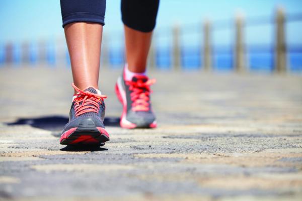 المشي 30 دقيقة يومياً يحل معظم مشاكلك الصحية