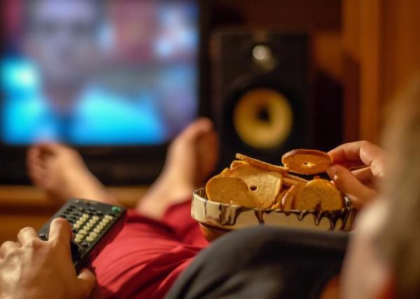 بالفيديو: لهذا السبب لا يجب أن تأكل أمام التلفزيون