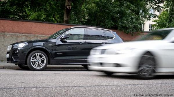 معلم سياقة يضحي بسيارته لإنقاذ حياة سائق آخر