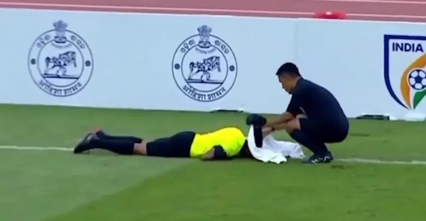 بالفيديو. هجوم سرب نحل خلال يتسبب في هروب الجماهير وسقوط الحكم على الأرض