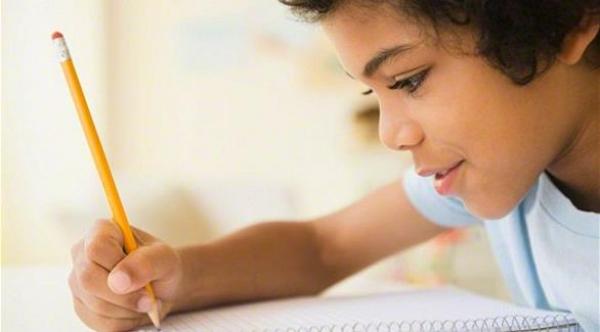 تأخير قطع الحبل السري يزيد تركيز وانتباه الطفل