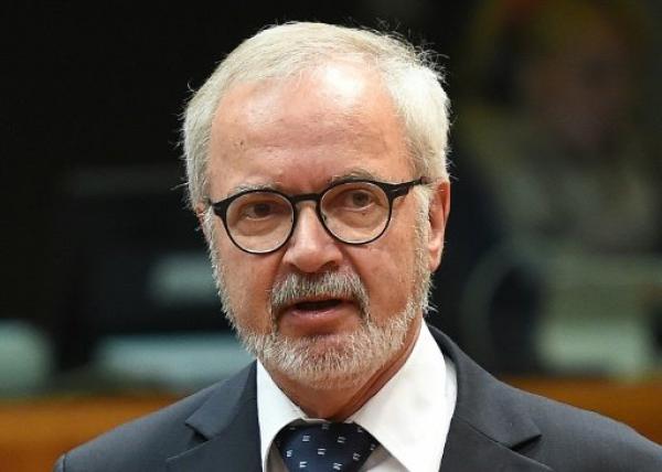 فضيحة .. موظف في بنك أوروبي نصب كاميرات في غرف ملابس النساء