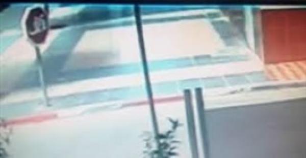 بالفيديو.. لص يسرق رجلا عجوزا في أحد شوارع تاوريرت ويفر هاربا