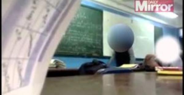 بالفيديو.. مدرس يجلد طالبا بحزام