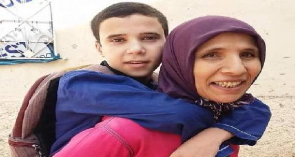 صورة تهز الفيسبوك: أم بفاس تحمل إبنها "مبتور الساقين " يوميا ذهابا وإيابا إلى المدرسة .. وها اش وقع ليه