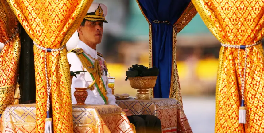 من يكون أغنى ملك في العالم.. الملياردير الغريب الذي يملك 17 ألف منزل و38 طائرة خاصة و52 قارباً ذهبياً