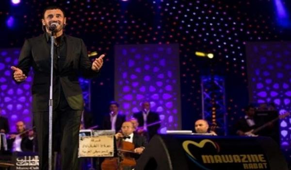 سهرة "كاظم الساهر" بموازين...الفرقة الموسيقية تضطر لإيقاف عزفها فجأة وهذا هو السبب