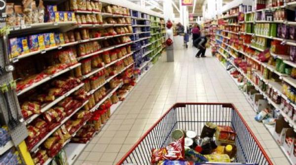 مشتبه في إصابته ب"كورونا" يكسر الحجر المنزلي ويثير الجدل في أحد الأسواق التجارية