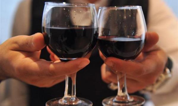 صحافة "الطاسة".. صحافيون يطالبون ب"حقهم" من النبيذ خلال غذاء عمل