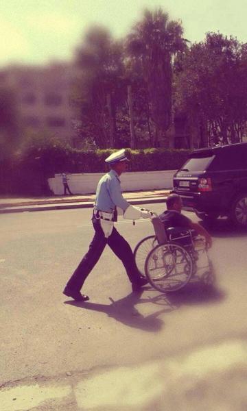 صورة شرطي تشعل آلاف " الجيمات " بالفيسبوك ... هذا هو المغربي الحقيقي