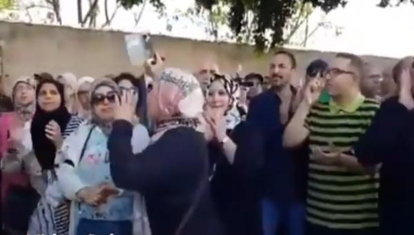 أولياء طلبة الطب والصيدلة يحتجون أمام الكليات والطلبة يقاطعون الامتحانات