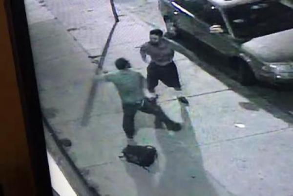 بالفيديو: شجار بين رجلين ينتهي بعناق حار