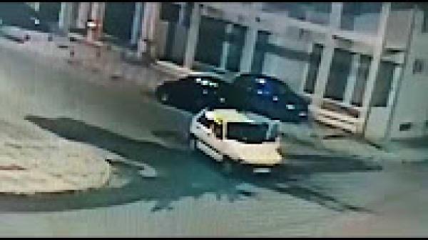 كاميرا مراقبة ترصد لحظة سرقة سيارة على طريقة الأفلام بمدينة القنيطرة