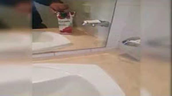 خطير.. شوفو شنو لقا هاد الشخص وسط علبة ديال العصير