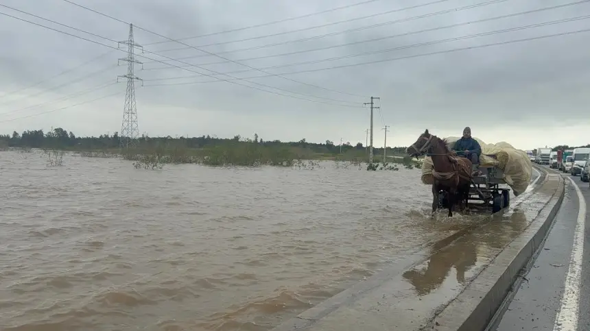 فيضانات واد سبو تغمر الطريق بين سيدي يحيى زعير وسيدي قاسم وتعطل حركة السير