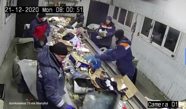 عامل في شركة روسية لفرز النفايات ينجح في إنقاذ هرة من مكب نفايات