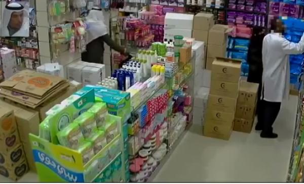 بالفيديو: عائلة توزع الأدوار بينها لعملية سرقة في صيدلية