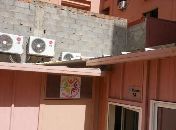 المركز اللغوي الأمريكي بمراكش… ودروس داخل "برَّاكات" (صور)