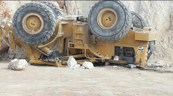 بالصور :وفاة أب لثلاثة أطفال خلال انقلاب جرافة بنواحي سطات