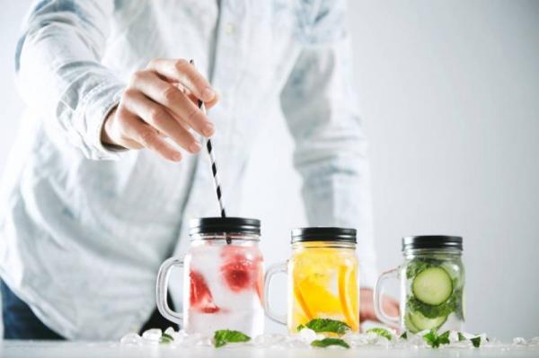 هذه المشروبات من الأفضل تجنبها في الطقس الحار