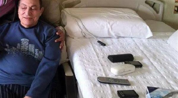 صور لحسني مبارك تُظهر زيادة مفرطة في وزنه