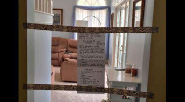 أم تحرم أولادها من الجلوس بغرفة المعيشة لمدة شهر