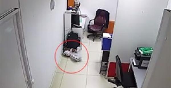 لحظة انفجار لوح متحرك ترك بالشاحن دون مراقبة (فيديو)