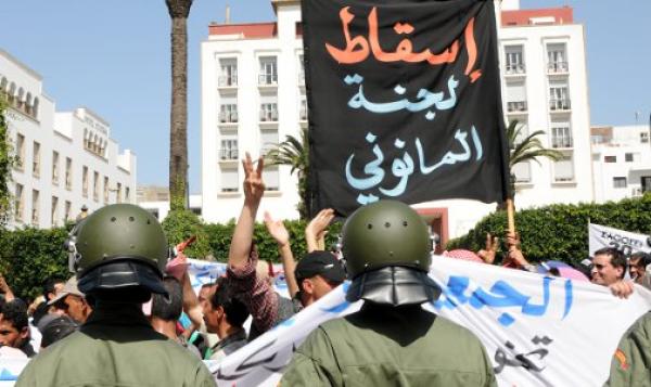  متظاهرون أمام البرلمان يطالبون بإسقاط لجنة المانوني 