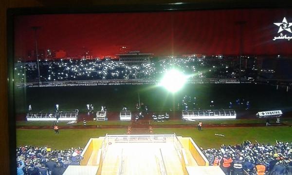 البارح "الما" و اليوم "الضو" .. توقف مباراة الوداد و الجديدة بسبب انطفاء الاضواء الكاشفة