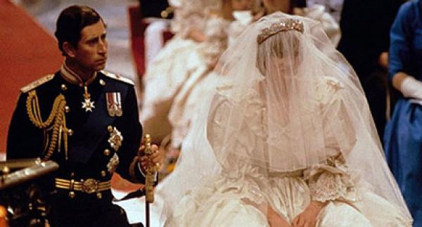 عرض خمس قطع من كعكات زفاف العائلة المالكة البريطانية للبيع في المزاد