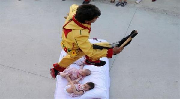 ‏"شياطين" تقفز فوق أجساد الأطفال في إسبانيا‏