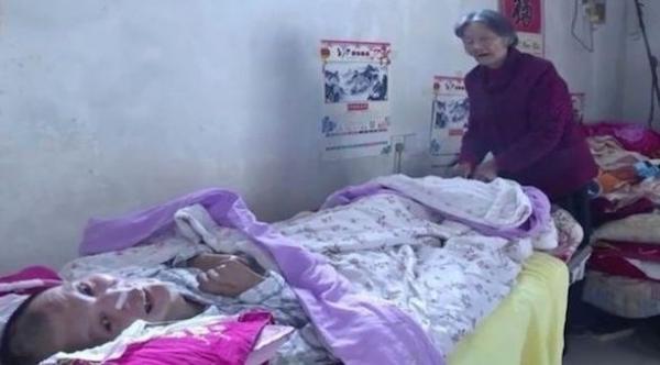 بعد 12 عاماً يصحو من غيبوبته بفضل والدته