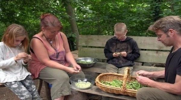 عائلة تعود لتعيش الحياة البدائية في الغابة بعيدا عن صخب المدينة