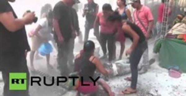 بالفيديو : لحظة إضرام شاب للنيران في جسده