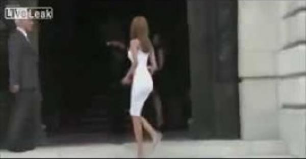 بالفيديو.. نجمة شهيرة تتعرض لموقف محرج بسبب فستانها الضيق