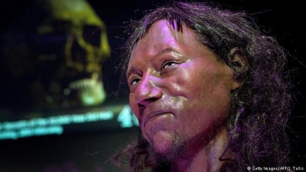 علماء: إنسان شيدر البريطاني القديم كان داكن البشرة أزرق العينين