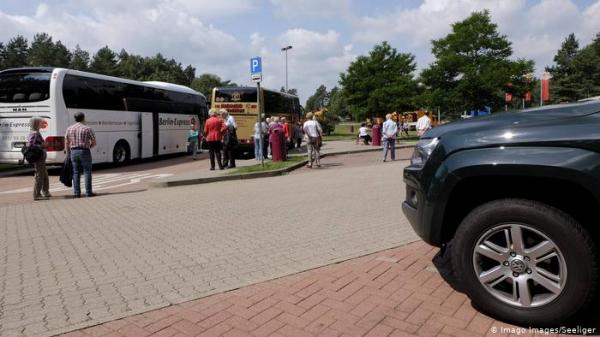 رجل "ينسى" زوجته على الطريق السريع