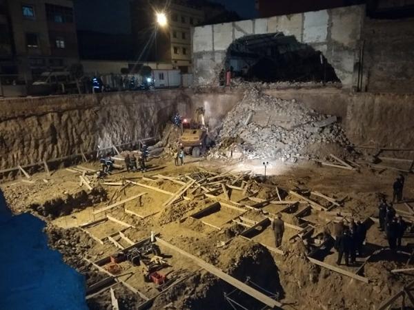 انهيار سور في الدار البيضاء..استخراج جثتي عاملا بناء من تحت الأنقاض (صور)