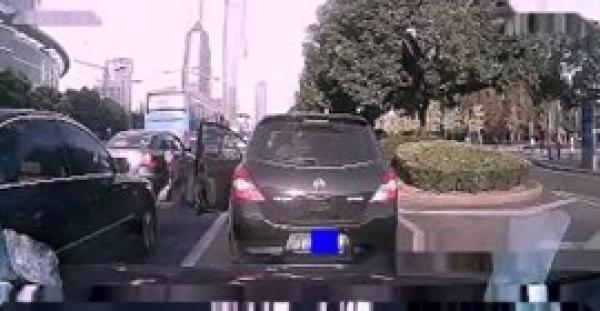 بالفيديو.. رجل ينقذ قطة قبل دهسها تحت عجلات سيارة على طريق مزدحم