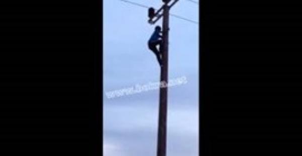 بالفيديو.. لحظة سقوط طفل مصعوقا من أعلى عامود كهرباء بالنقب