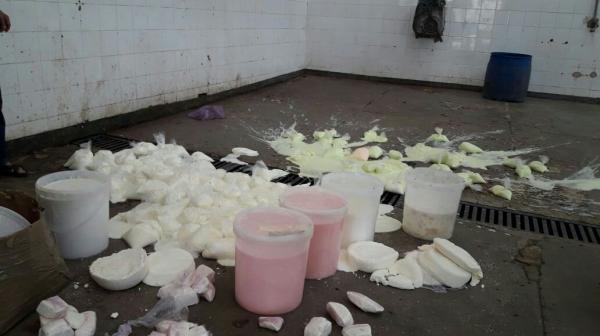 حاميها حراميها... مستشار جماعي بوادي زم يهدد سلامة وصحة المواطنين بصنع أجبان وألبان فاسدة