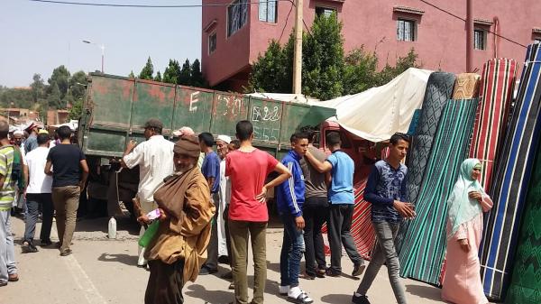 بالصور... كاميو يتسبب في حادثة كادت ان تتحول إلى فاجعة وهكذا نجا رواد السوق و المسافرون من الموت بأعجوبة!