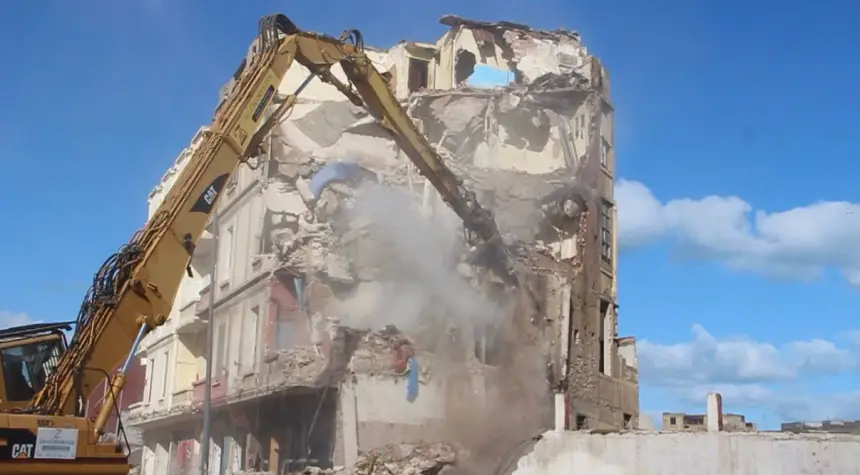 السلطات المحلية بالدار البيضاء تباشر هدم أشهر العمارات بدرب الإنجليز بالمدينة القديمة