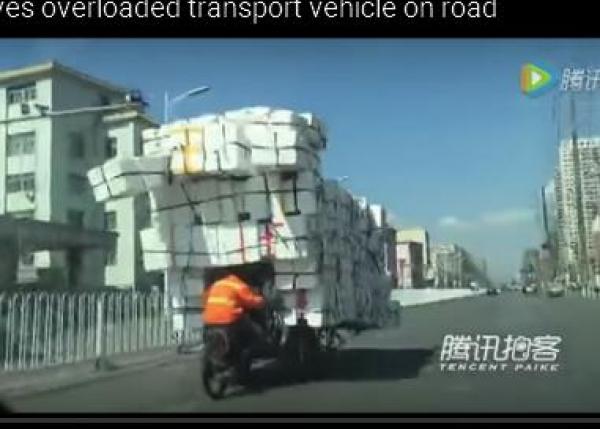 بالفيديو: عامل توصيل يكدس 200 صندوق على دراجته