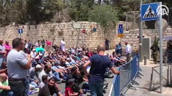 بعد منعهم من الوصول إلى المسجد الأقصى آلاف المقدسيين يؤدون صلاة الجمعة في الشوارع