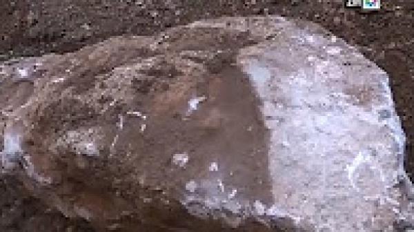 حجارة ضخمة تزن أطنانا تسقط وسط الطريق الوطنية بين الحسيمة وتطوان