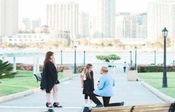 بالفيديو: عرض زواج مزدوج من معلم لتلميذته ووالدتها