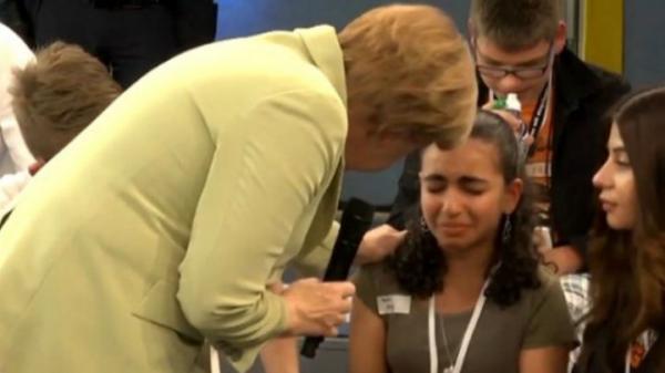 ميركل ترفض غلق الحدود في وجه اللاجئين وتعتبر استقبالهم "واجبا"